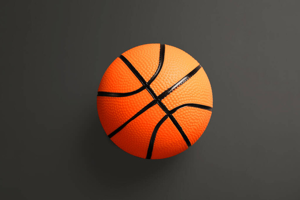 Pelota para jugar al baloncesto sobre fondo oscuro
 - Foto, imagen