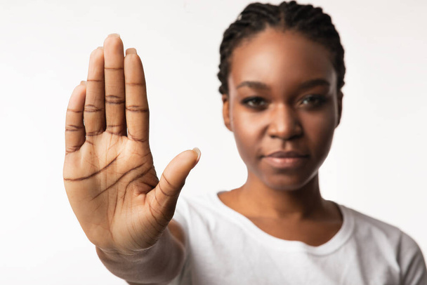 afro-americano menina gestos parar posando sobre branco estúdio fundo
 - Foto, Imagem
