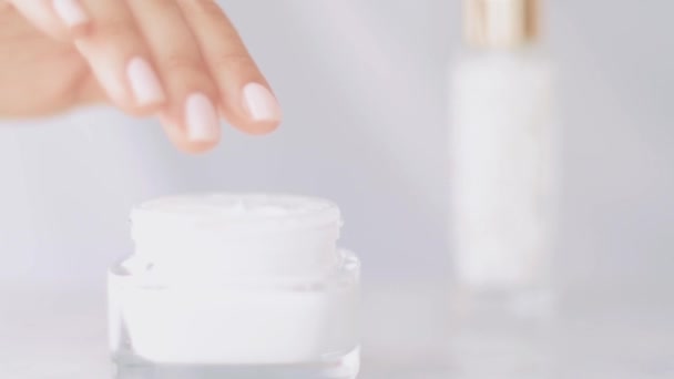 Producto de cuidado de la piel en el spa, frasco de crema facial o de manos para una rutina de cuidado de la piel saludable, cosmética orgánica y marca de belleza - Imágenes, Vídeo