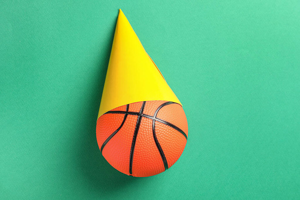 Pelota para jugar al baloncesto sobre fondo de color
 - Foto, Imagen