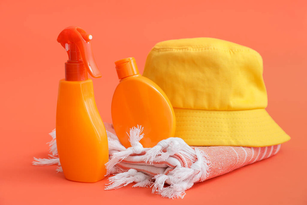 Beach accessories with sunscreen cream on color background - Фото, зображення