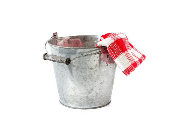 zinek kbelík s červenou kostkovanou čaj towe - Fotografie, Obrázek