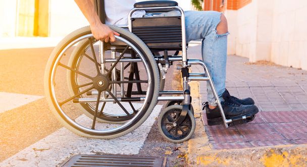 deficiente cadeira de rodas homem, problemas sociais
 - Foto, Imagem