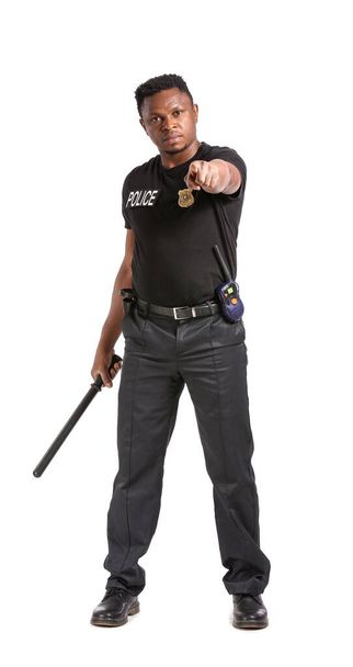 Aggressiver afroamerikanischer Polizist mit Schlagstock auf weißem Hintergrund - Foto, Bild