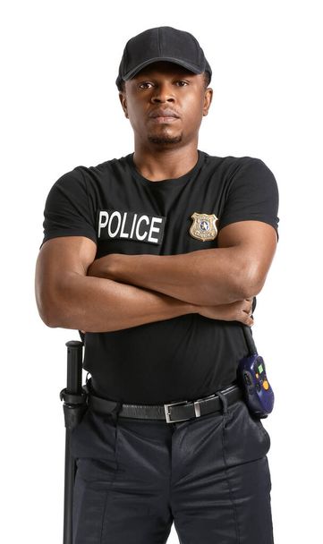 Agressieve Afro-Amerikaanse politieagent op witte achtergrond - Foto, afbeelding