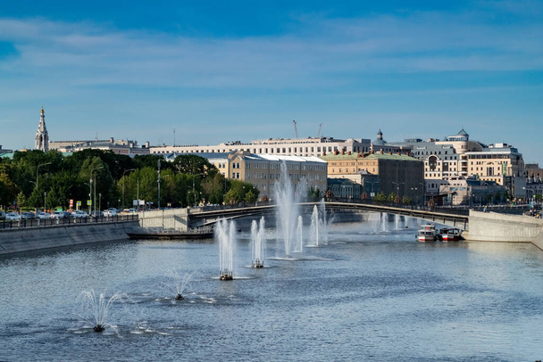 Plovoucí fontána v kanálu na řece Moskvě. - Fotografie, Obrázek