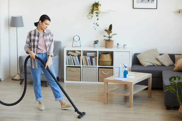 Casalinga fare lavori domestici - Foto, immagini