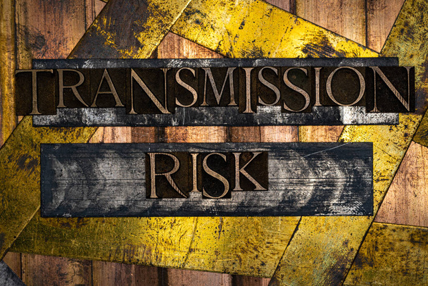 Transmission Risk szöveg alakult valódi hiteles betűkészlet betűk vintage texturált ezüst grunge réz és arany háttér - Fotó, kép