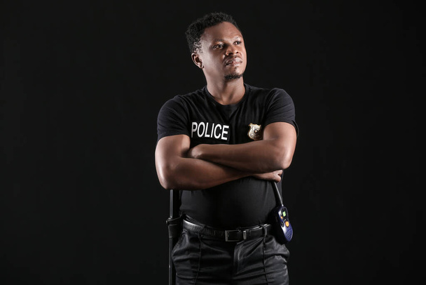 Ufficiale di polizia afro-americano su sfondo scuro - Foto, immagini