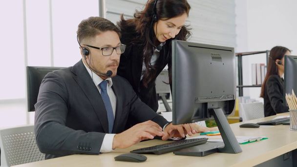 Biznesmeni noszący słuchawki pracujący w biurze - Zdjęcie, obraz