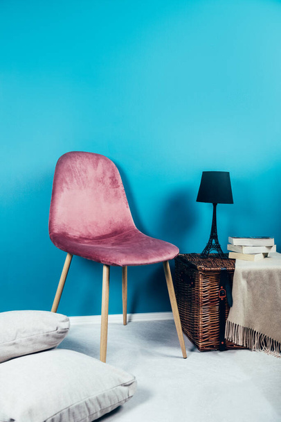Moderni vaaleanpunainen Velour tuoli ja paju Rinta - Valokuva, kuva