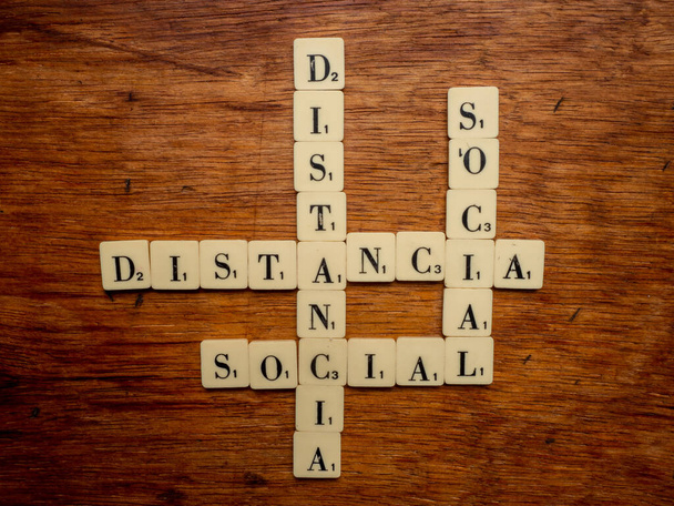 Odległość społeczna, złożony tekst na drewnianym tle - Zdjęcie, obraz
