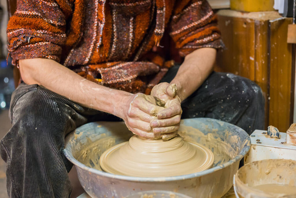 Vista de perto - oleiro masculino profissional fazendo cerâmica na oficina - Foto, Imagem