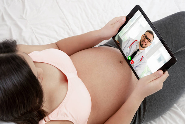 Servicio de telemedicina médico video en línea con la mujer embarazada para el cuidado prenatal - Foto, imagen