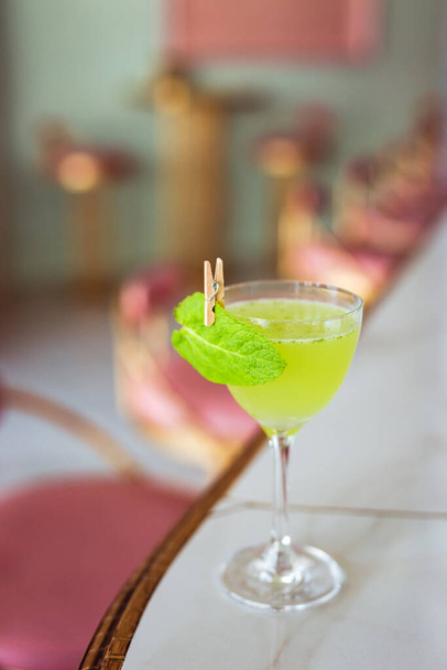 A classic South side cocktail in a nick and nora glass garnished with mint leaf - Foto, Imagem