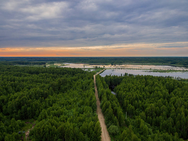 Summer landscape with a bird's-eye view of the lake before sunset. - Foto, Bild