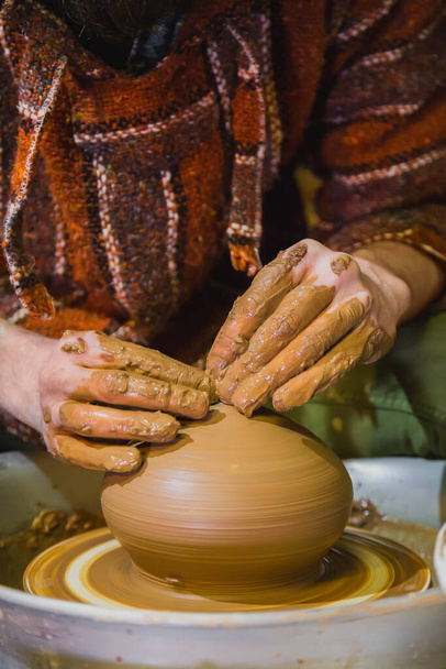 Vista de cerca - alfarero masculino profesional haciendo olla en taller de cerámica - Foto, Imagen