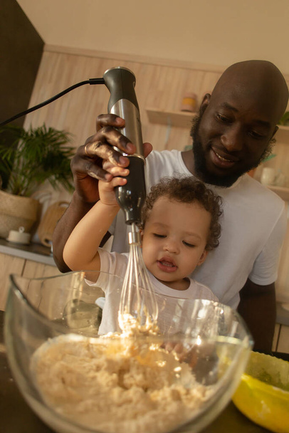 the Dad and son cook to eat, African Americans - Photo, Image