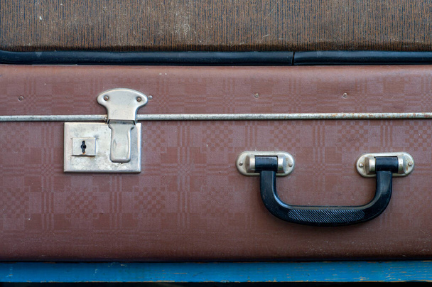 Дві старі валізи один на одного. крупним планом
 - Фото, зображення
