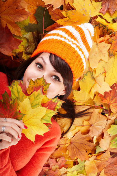 lány az őszi narancssárga kalap a levél csoport. - Fotó, kép