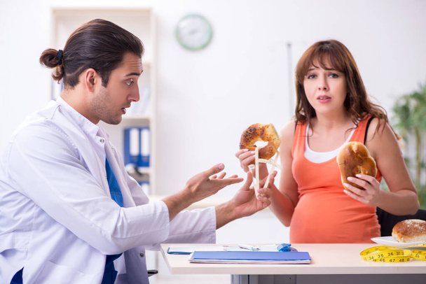 妊婦訪問男性医師婦人科医 - 写真・画像