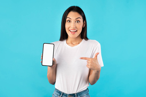 Menina mostrando tela branca do telefone celular em branco - Foto, Imagem
