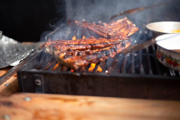 Costolette di maiale alla griglia, deliziose costole alla griglia, barbecue casalingo - cucinare carne alla griglia - Foto, immagini