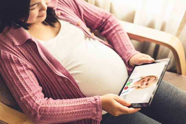 Servicio de telemedicina médico video en línea con la mujer embarazada para el cuidado prenatal - Foto, imagen