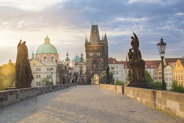Hermosa vista de la Ciudad Vieja Torre del Puente de Carlos al amanecer en Praga, República Checa
 - Foto, imagen