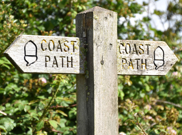 Küstenweg-Schild zwischen Appledore und Northam in North Devon, England, auf dem Südwestküstenweg - Foto, Bild