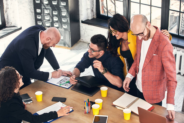 Деловая встреча в офисе, бизнесмены обсуждают документ - Фото, изображение