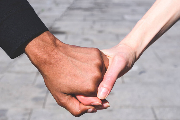 Ακονίζοντας τα χέρια Καυκάσιων και Αφροαμερικανών γυναικών. Έννοια της πολυπολιτισμικότητας και της φιλίας - Φωτογραφία, εικόνα