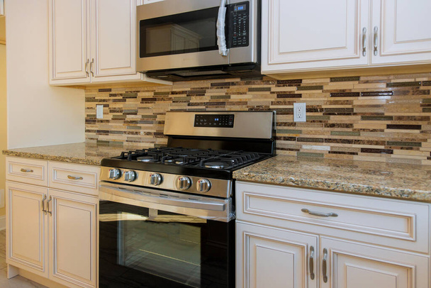 Incrível nova cozinha branca contemporânea e fogão a gás com novo forno
 - Foto, Imagem