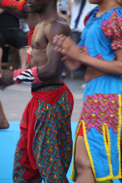 ストリートフェスティバルでのケニアの民族舞踊 - 写真・画像