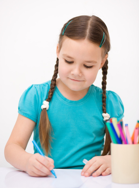 holčička je kreslení pomocí tužky - Fotografie, Obrázek