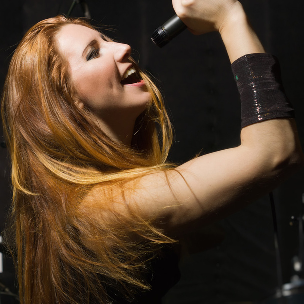 κορίτσι star ροκ τραγούδι σε ένα στούντιο - Φωτογραφία, εικόνα