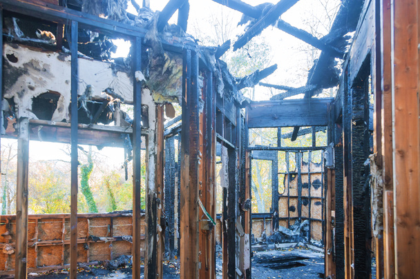 Poltettu puinen seinä kotiin tulipalon jälkeen ja poltti kaiken alueella. - Valokuva, kuva