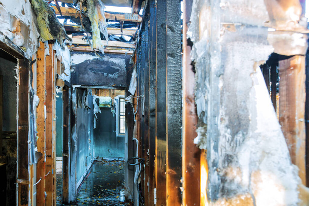 Fuego detalles interiores dañados incendio provocado de una casa quemada casa negra después del fuego
 - Foto, imagen