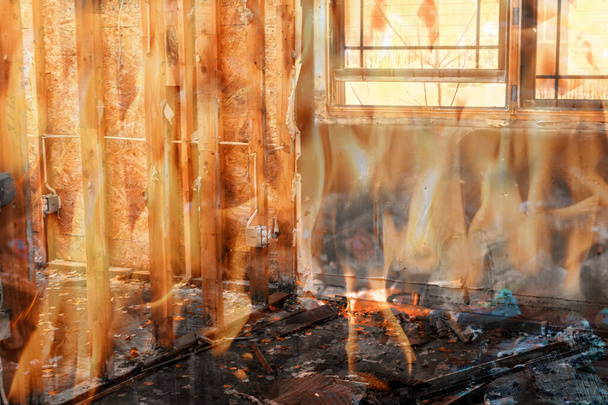 Вид сгоревшего жилого дома сбоку на разрушенный горящий деревянный дом
 - Фото, изображение