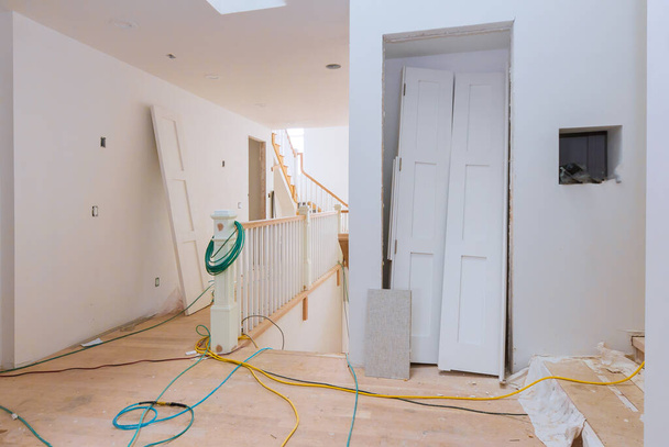 In aanbouw, verbouwing het installeren van materiaal nieuw huis voor reparaties in appartement verbouwing - Foto, afbeelding