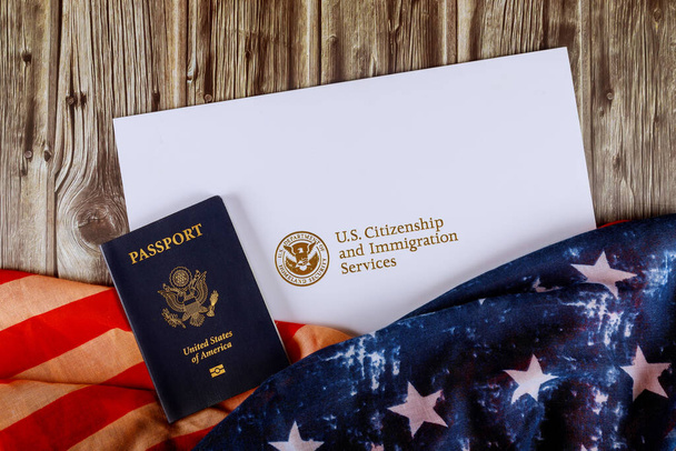 Passeport américain et certificat de naturalisation de citoyenneté du drapeau américain sur fond en bois
 - Photo, image