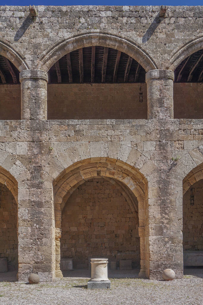 Rodas, Grecia: El Museo Arqueológico de Rodas se encuentra en el Hospital medieval de los Caballeros de San Juan del siglo XIV
. - Foto, imagen