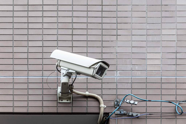 Sistema de seguridad de la videocámara en la pared del edificio - Foto, imagen