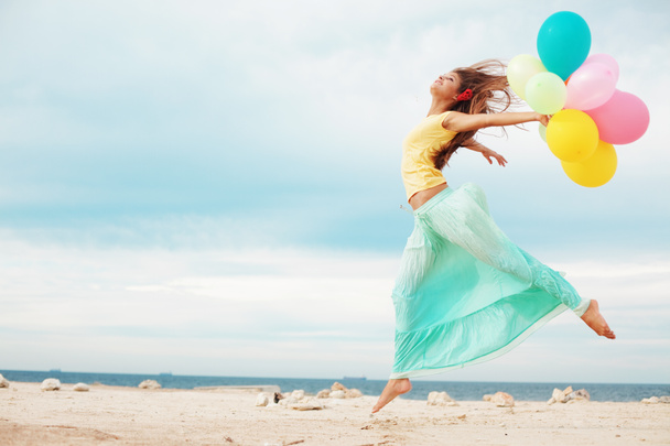 Onnellinen tyttö joukko värikkäitä ilmapalloja
 - Valokuva, kuva