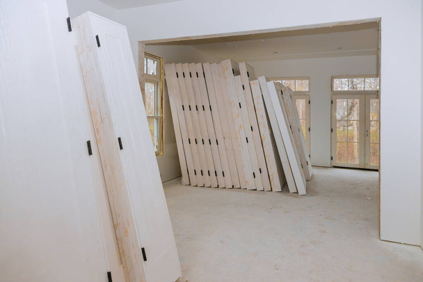 In aanbouw, verbouwing het installeren van materiaal nieuw huis voor reparaties in appartement verbouwing - Foto, afbeelding