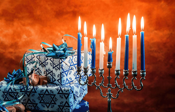 Εβραϊκή γιορτή Χάνουκα μενόρα με αναμμένα κεριά - Φωτογραφία, εικόνα