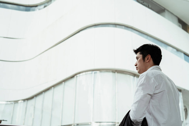 maturo asiatico business uomo su bianco formale camicia guardando bianco edificio in Bangkok città. - Foto, immagini