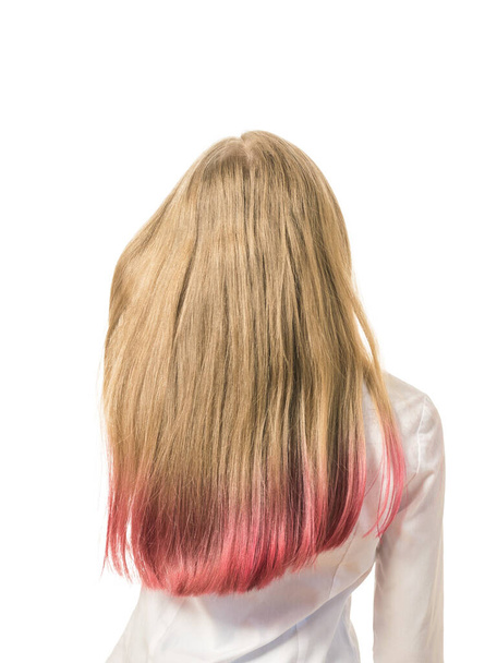 Ein Mädchen passt ihre gefärbten Haare isoliert auf weißem Hintergrund an. - Foto, Bild