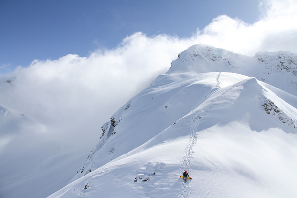 Snowboarder ascending for free ride - Foto, imagen