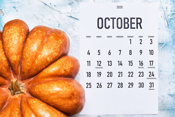 October 2020 monthly calendar with Pumpkin on wood - Foto, Imagen